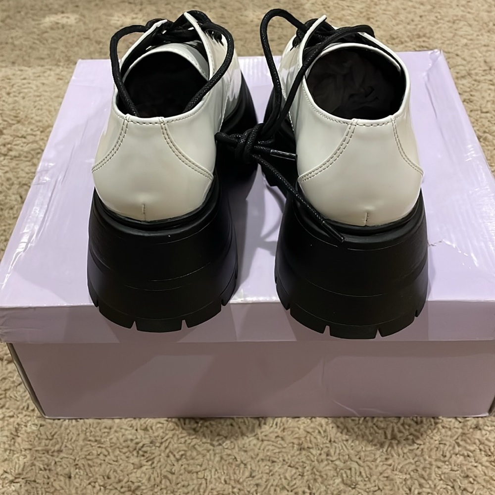 Madden Girl White and Black platform lace up Shoes. New in the box size 7 - Picture 4 of 6
